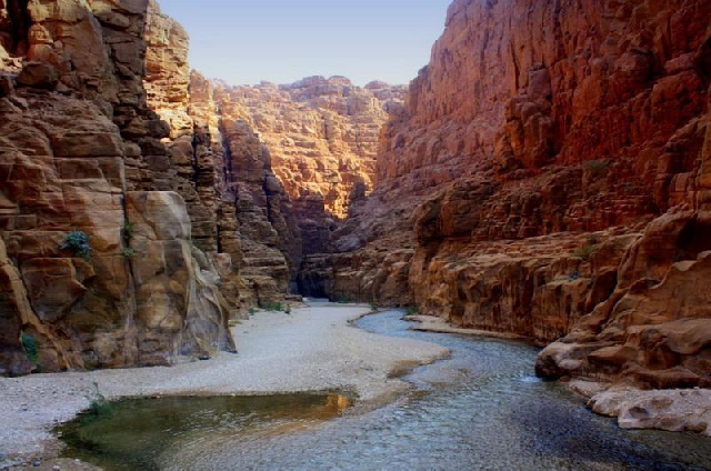 Поход пешком по каньону в заповеднике Вади Муджеб