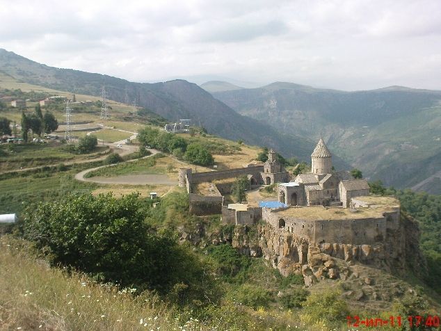  Поездка на юг Армении к пещерному городу Хндзореск с ночевкой в городе Горис.