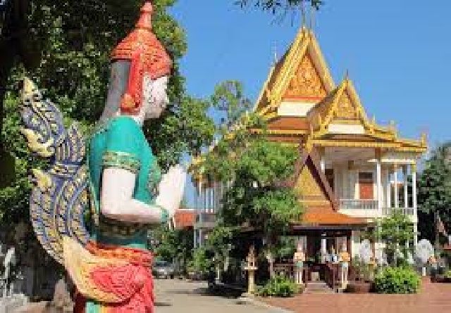 Религия и корона. Историко-архитектурный тур по Пномпеню на полдня