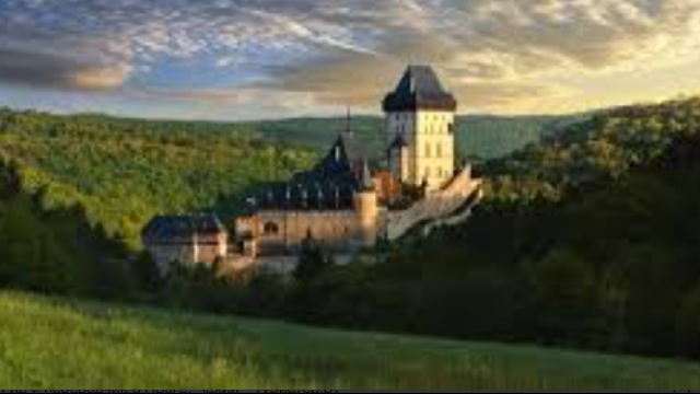 Главный замок Чехии среди сказочных гор, сталактитовые пещеры и настоящая пивоварня Медведь.