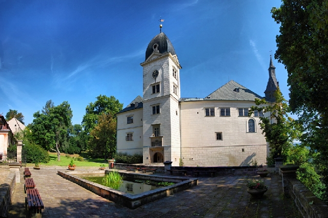 Замок Грубы Рогозец и город чешского граната Турнов
