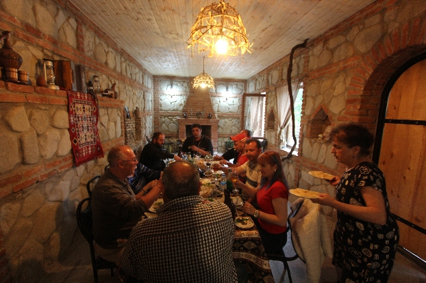  Настоявшая Грузинская Застолье — традиционное пиршество