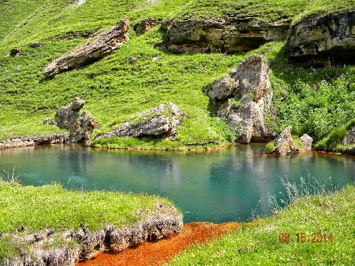Озеро с минеральной водой в ущелье Трусо. 