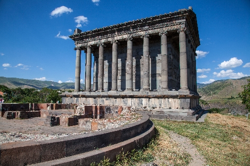 Языческий храм в Гарни, монастырь Гегард, подземный лабиринт в деревне Ариндж, монастырь Севанаванк 