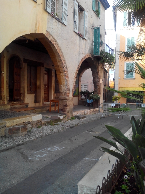 Биот и Валлори, каструм и  золотая долина