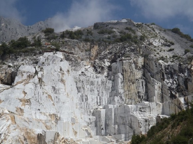 Каррарские каменоломни?, сало и белое вино верментино!