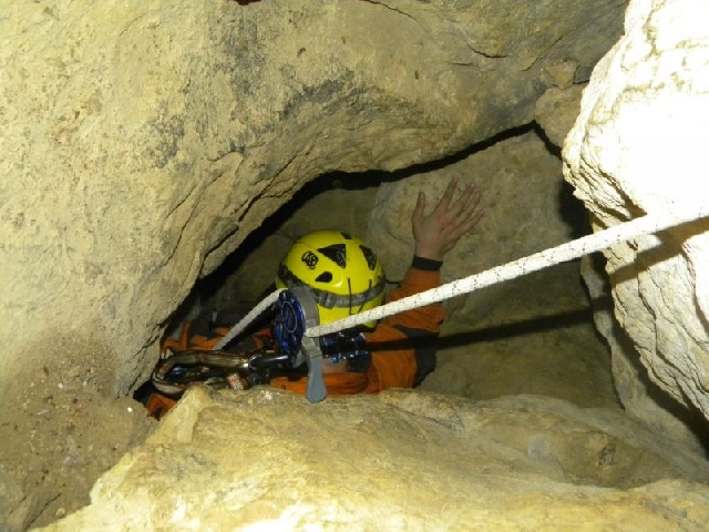 Спуск на веревках в пещеру Гугерджин