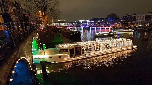 Канал-круиз при свечах в Амстердаме