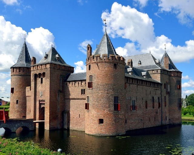 ЗАМКИ Де Хаар и Маудерслот