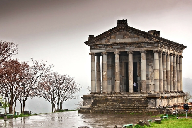 Путешествие в эпоху язычества : храма Гарни , Симфония камней , пещерный монастрь Гегард