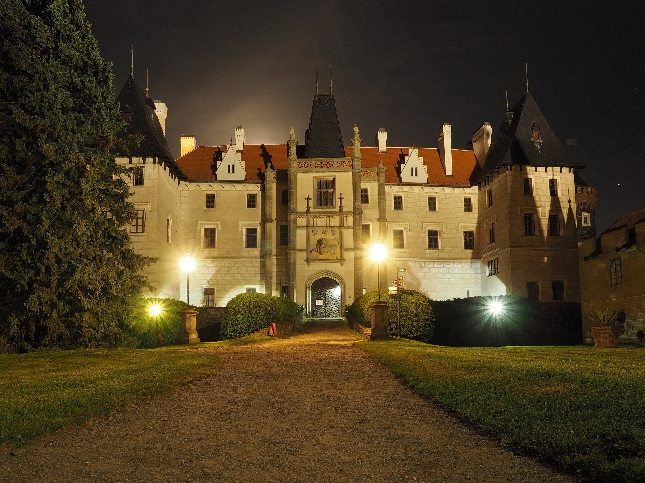 Замок Жлебы — неоготическая крепость