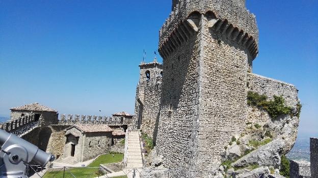 Город сказка на горе Титано