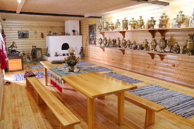 «По чашкам темною струею уже душистый чай бежал...»