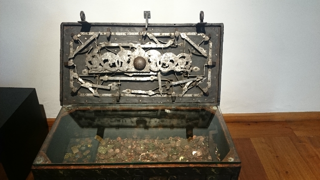 Под звон монет и блеск кристаллов