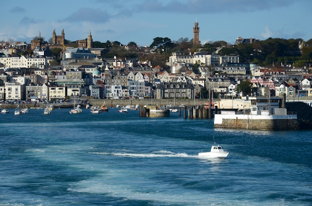 «По Сент-Питер-Порт — столице острова»