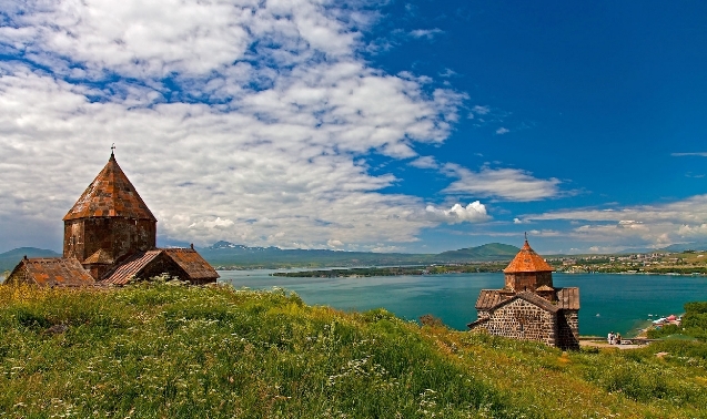 Озеро севан в мае фото