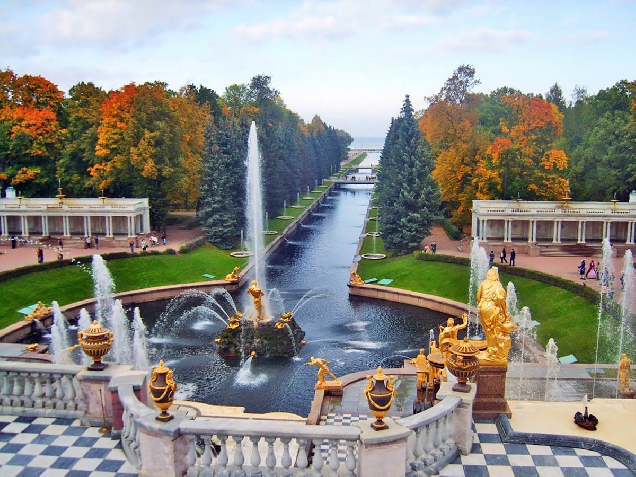 Петергоф - столица фонтанов, место-праздник.