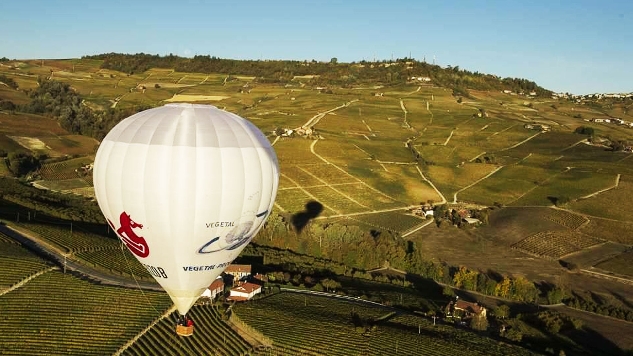 В облака на воздушном шаре.