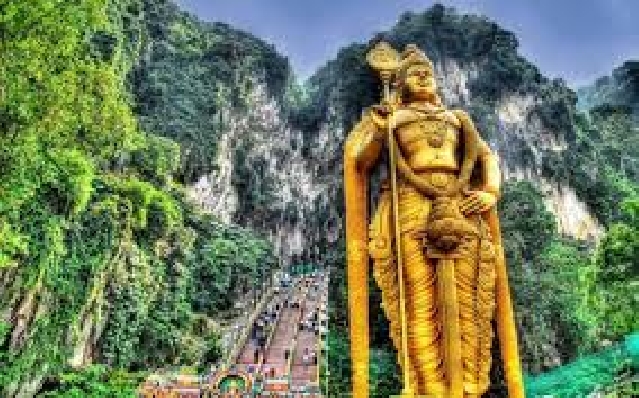 Пещеры Бату, серебристые обезьянки, река 