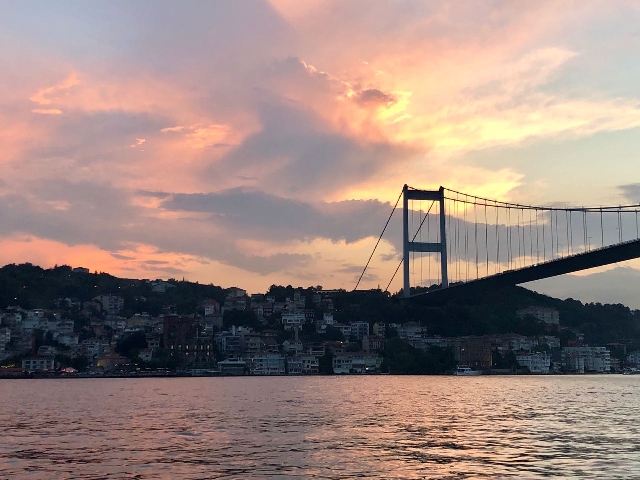 Вечерняя прогулка по двум континентам