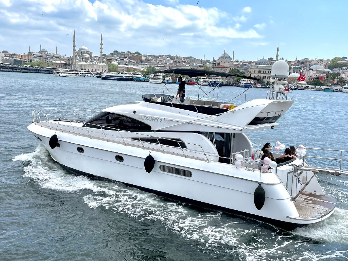 На частной  яхте по Босфору