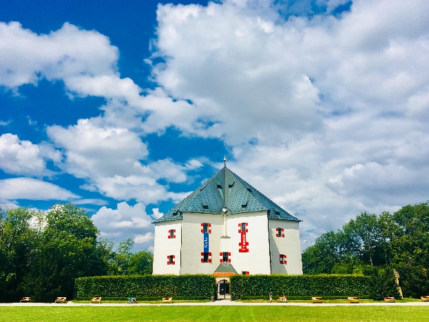 Летний дворец Звезда  и Бржевновский монастырь 