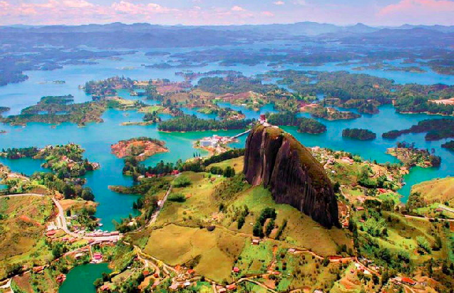 Экскурсия в Медельине: Скала Дель Пеньоль и озеро Гуатапе.