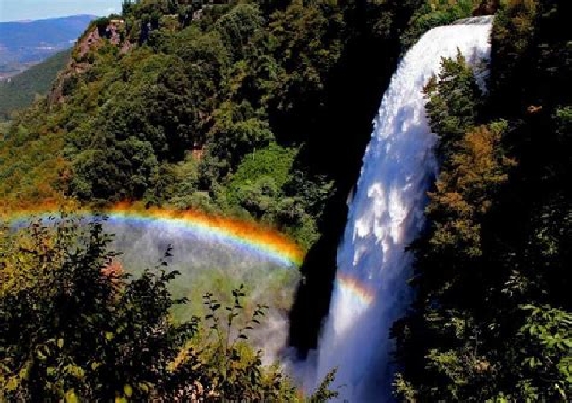 Мраморный каскад и озеро Пьедилуко 