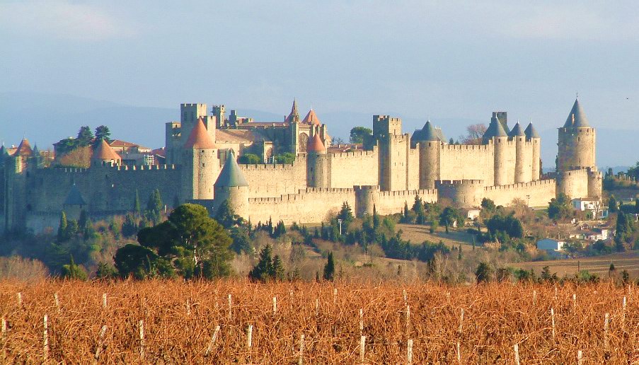 Юг Франции - средневековая крепость Каркассон.