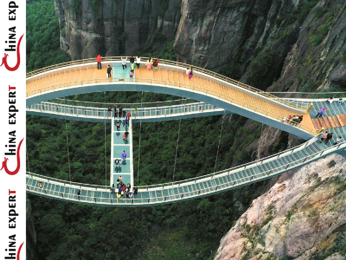 Стеклянный мост Пингу в горах под Пекином