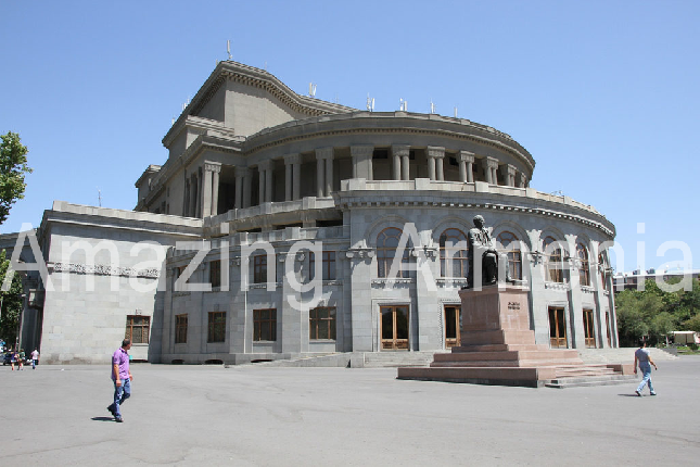 Прогулка по государственным объектам Еревана