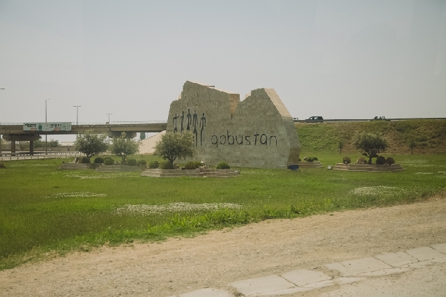 Гобустан: Секреты древних наскальных рисунков и мистические грязевые вулканы