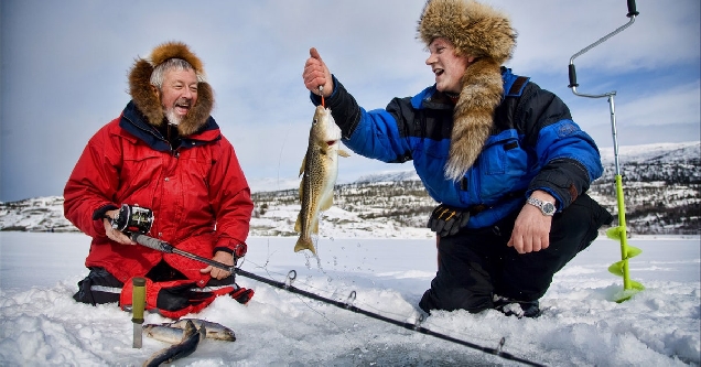 Необычная подледная рыбалка на снегоходах