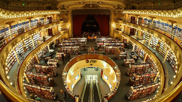 Книжный магазин или театр?