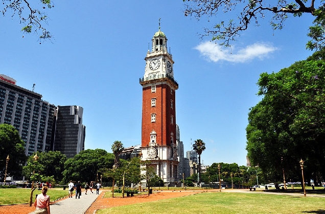 Монументальная башня или бывшая башня англичан