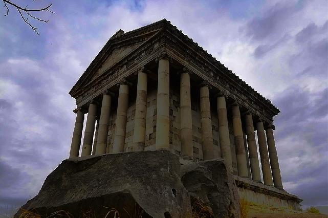 Языческий храм Гарни н Манастырь Гегард