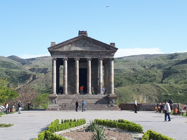 Экскурсия в храм Гарни, пещерный монастырь Гегард, Озеро Севан и монастырь Севанаванк 