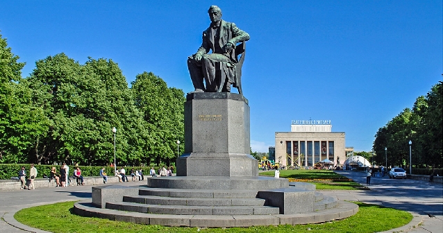 Вокруг Пионерской площади. Прогулка по военному городку.