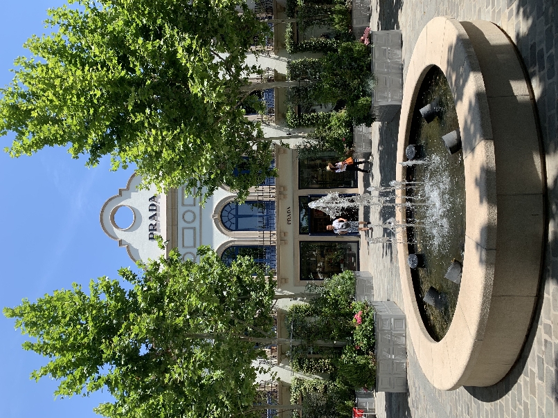 Шопинг в живописной деревушке LA ROCA VILLAGE outlet, сопровождение эксперта