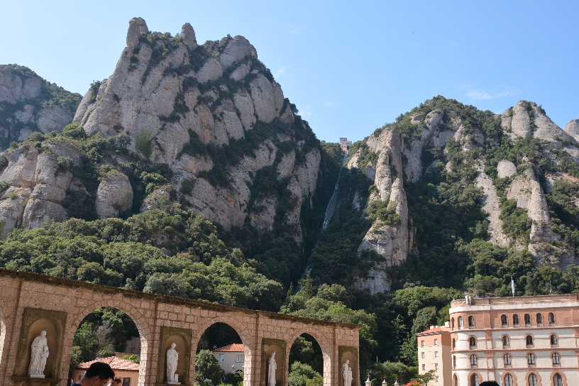  Гора Монтсеррат и в винные погреба