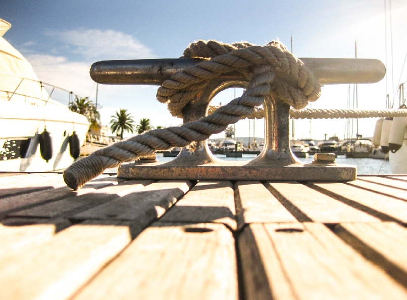 Карамельный макиато с видом на мегаяхты.