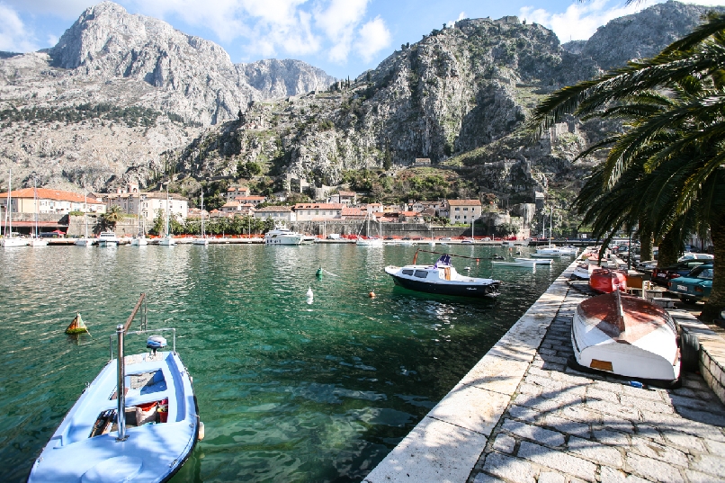 Послушать тишину в компании крылатого льва.