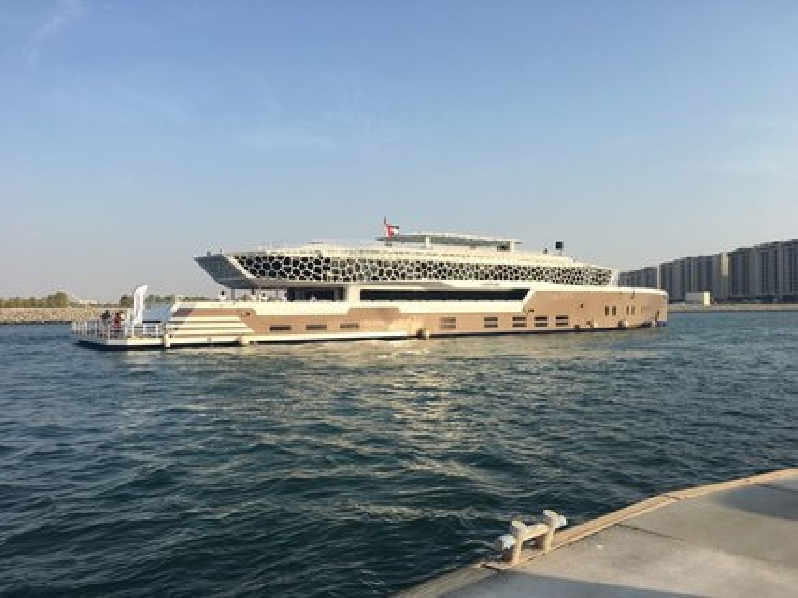  Прогулка по каналу Дубай Марина на роскошной яхте с ужином и шоу-программой!