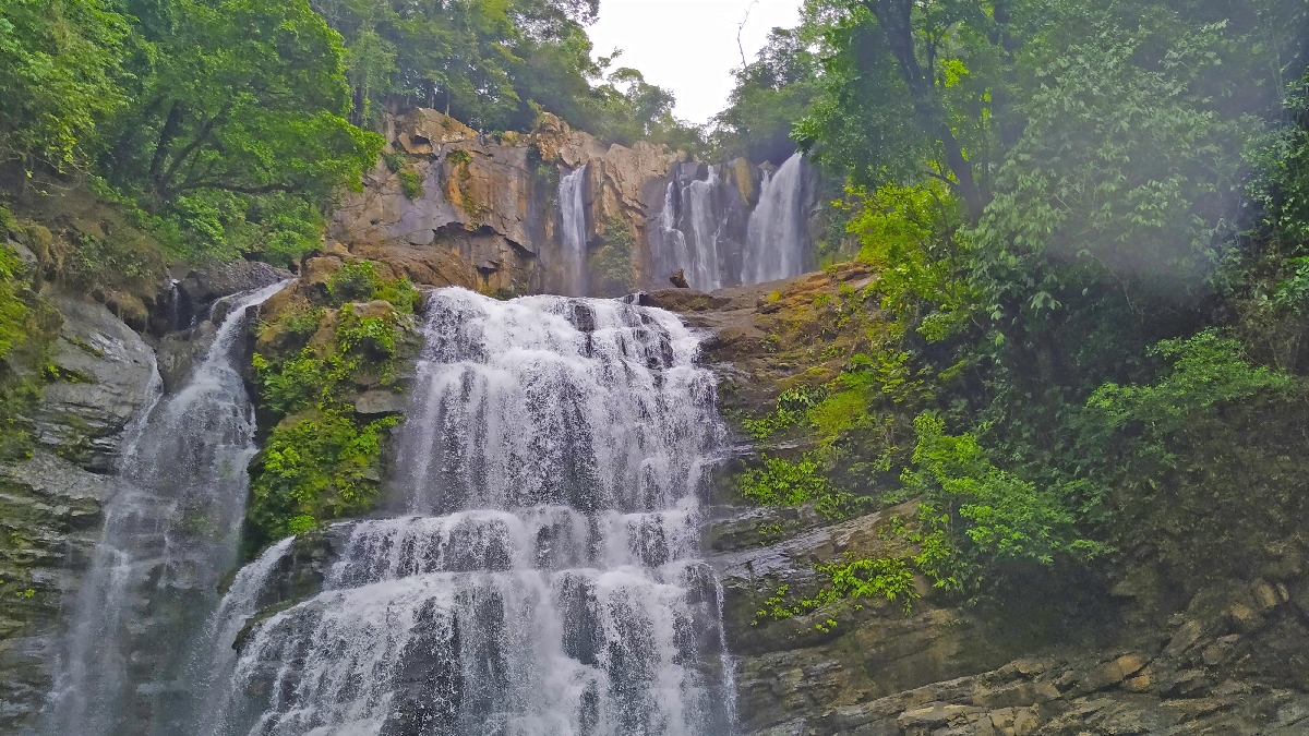 Am costa rica. Водопад Науяка Коста Рика. Доминикаль Коста Рика водопад. Водопад ла Фортуна Коста Рика. Водопады в Коста Рике.