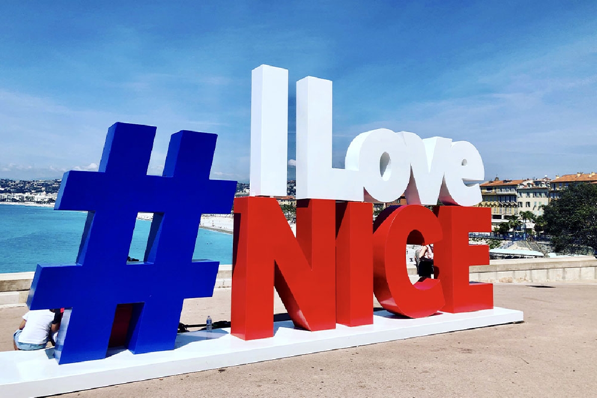 Пешеходная прогулка у самого Лазурного берега моря