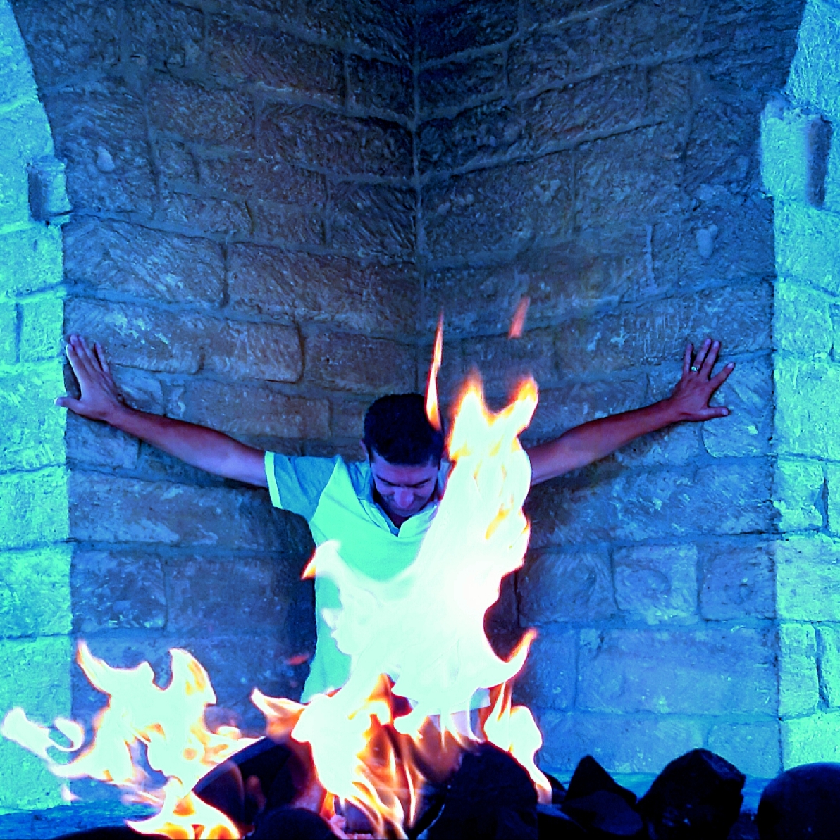 Где из морской скалы выходит огонь