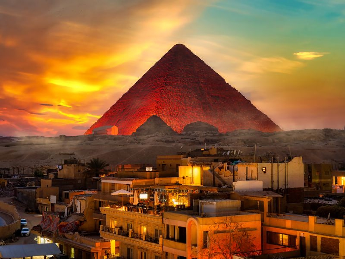 Пирамиды Гизы ночью: феерия звука и света
