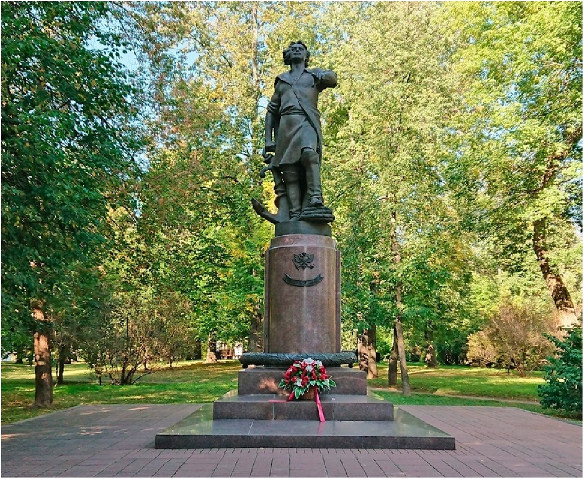 Кербель памятник полководцу. Памятник Петру первому в Измайлово. Памятник Петру 1 на Измайловском острове. Лев Кербель памятник Петру 1. Усадьба Измайлово памятник Петру 1.