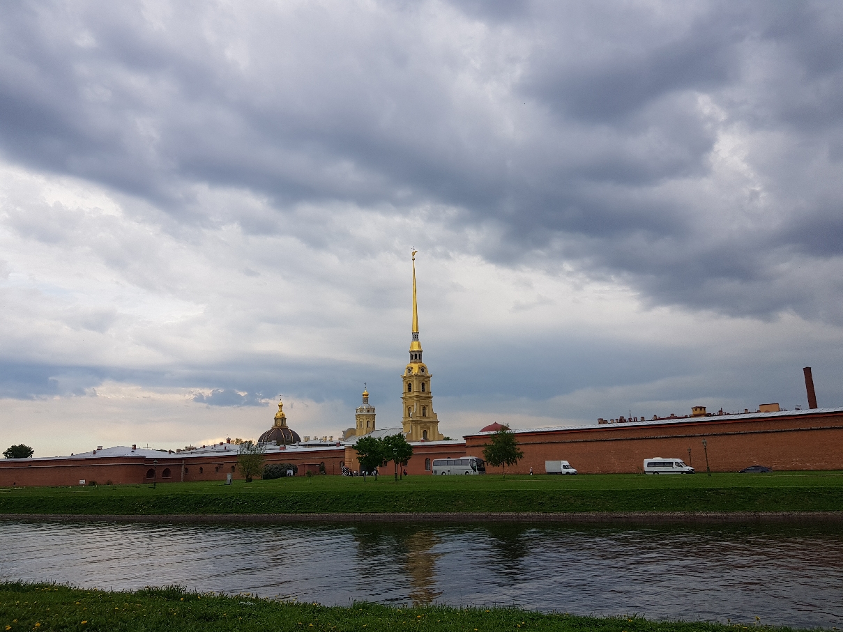 Петропавловская крепость с Петропавловским собором и Тюрьмой Трубецкого бастиона