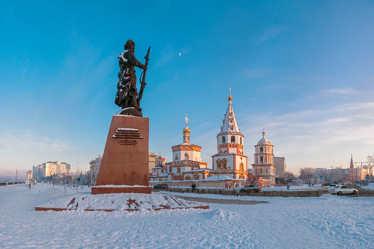 Иркутск зимой. Памятник основателю в Иркутске зимой. Иркутск достопримечательности зима. Иркутск достопримечательности города зимой. Иркутск достопримечательности и интересные места зимой с детьми.